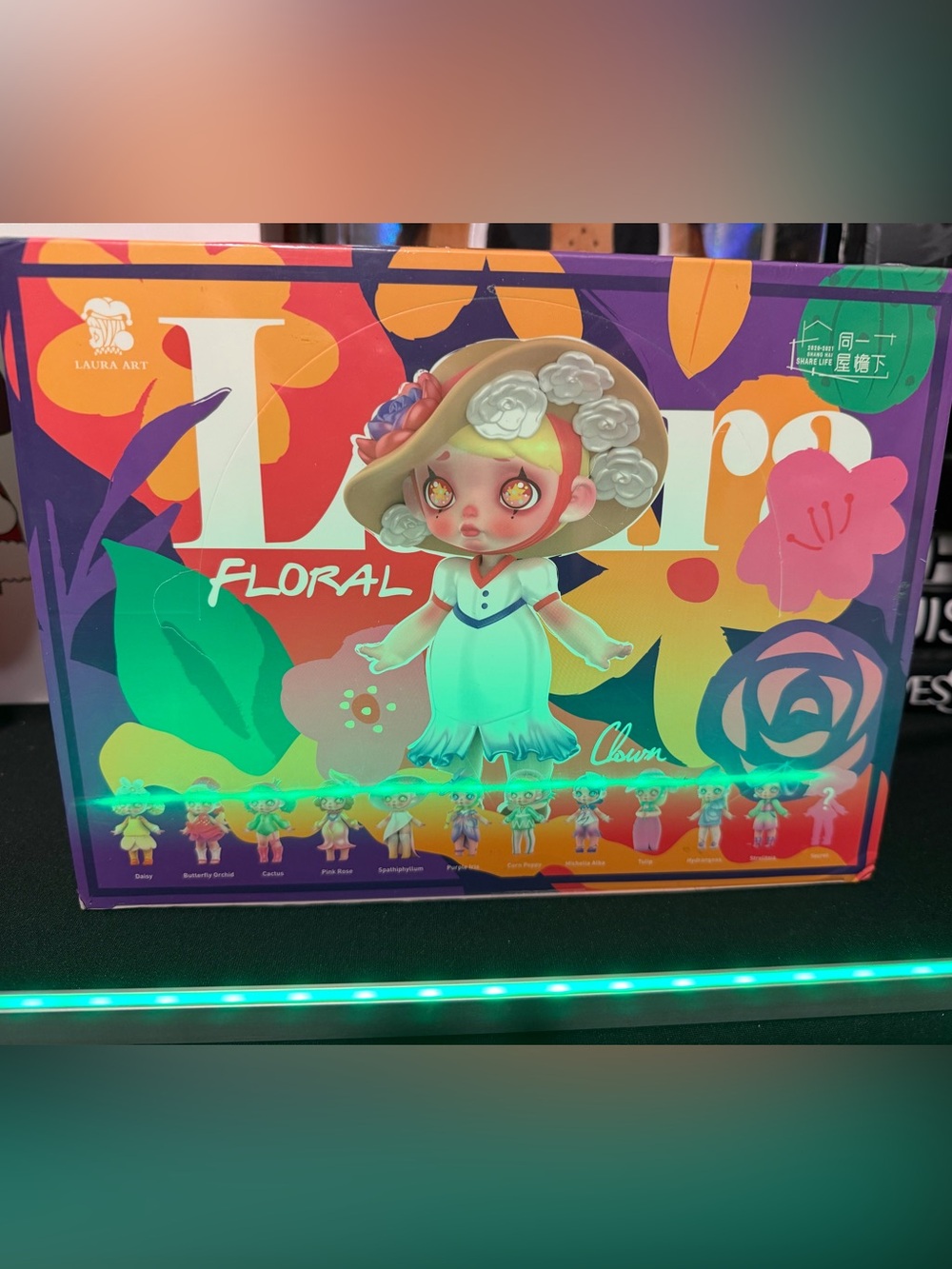Laura floral figure